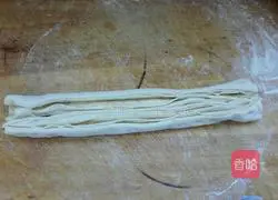 Illustration of how to make pancake crust with hands 7