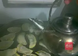 Illustration of how to make fried dumplings (electric pancake version) 3