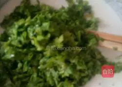 Illustration of how to make celery leaf egg pancake 3