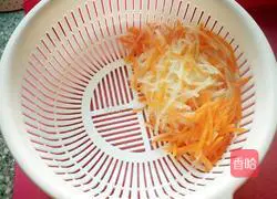 Illustration of how to make carrot and potato shredded cake 2