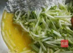 Illustration of how to make zucchini pancakes 2