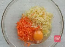 Illustration of how to make egg and potato pancakes 2