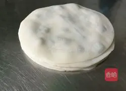 Illustration of how to make scallion pancakes with dumpling skins 6
