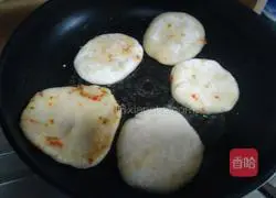 Illustration of how to make chili and scallion pancakes 8