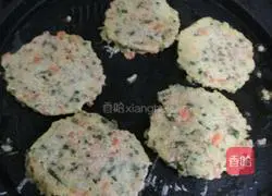 Illustration of how to make pan-fried potato pancakes 3
