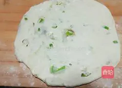 Illustration of how to make crispy green onion cake 8