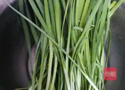 Illustration of how to make chive egg pancake 1