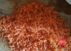 Illustration of how to make carrot and egg pancakes 1