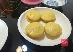 Illustration of how to make two pumpkin cakes 6