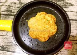 Illustration of how to make carrot and egg pancakes 11