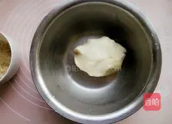 Illustration of how to make five-spice hot noodles, crispy long sesame cakes 1