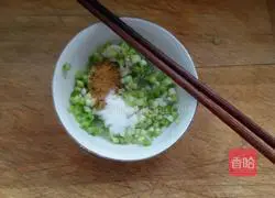 Illustration of how to make butter and green onion cake 2