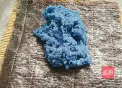 Illustration of how to make butterfly pea pineapple sushi 4