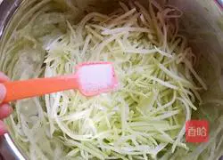 Illustration of how to make shredded radish cake 2