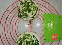 Illustration of how to make homemade scallion pancakes with bread machine 6
