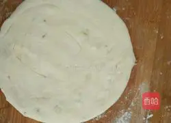 Illustration of how to make scallion pancakes 7