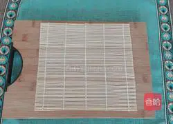 Illustration of how to make meat floss, banana and cucumber sushi 5