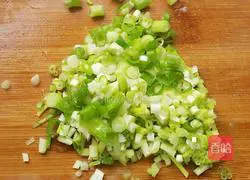 Illustration of how to make shredded potato and egg pancakes 2