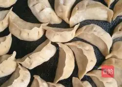 Illustration of how to make fried dumplings (electric pancake version) 3