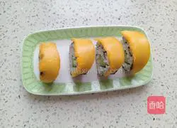 Illustration of how to make mango sushi 9
