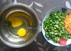 Illustration of how to make leek and egg pancakes 1