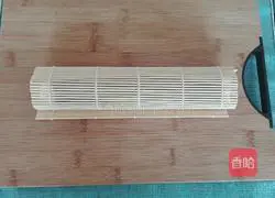 Illustration of how to make meat floss, banana and cucumber sushi 10