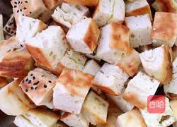 Illustration of how to make fried pancakes and eggs 3