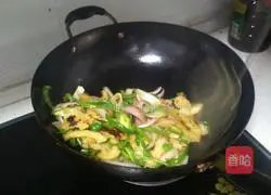 Illustration of how to make fried onion and green pepper pancakes 3