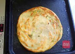 Illustration of how to make green onion layer cake 8