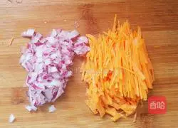 Illustration of how to make shredded potato and egg pancakes 3