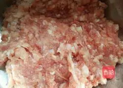 Illustration of how to make pork and green onion pancakes 2