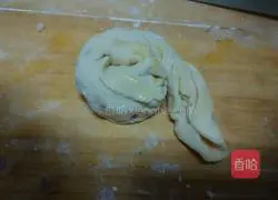 Illustration of how to make onion dough cakes 5