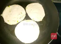 Illustration of how to make scallion pancakes 13