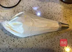 Illustration of how to make cream strawberry waffles 12