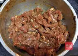 Illustration of how to make shredded pork burritos with Beijing sauce 10