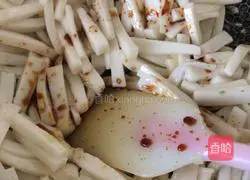 Illustration of how to make fried rice cake with eggs 8