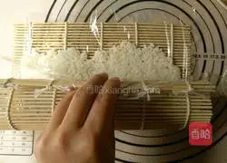 Illustration of how to make sushi rolls 15