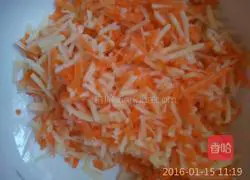 Illustration of how to make carrot and potato pancakes 4