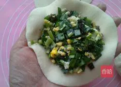 Illustration of how to make leek and egg pie 7