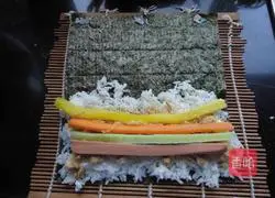 Illustration of how to make salad meat floss sushi roll 9