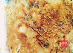 Illustration of how to make shredded potato and egg pancakes 8