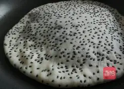 Illustration of how to make sesame pancakes with bean paste filling 2