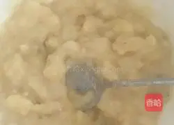 Illustration of how to make banana egg pancake 1