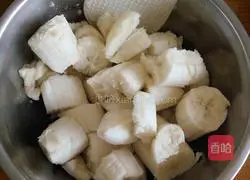 Illustration of how to make banana pancakes 1