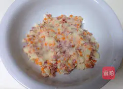 Illustration of how to make potato and ham breakfast cake 4