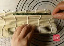 Illustration of how to make sushi rolls 11