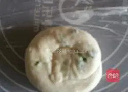 Illustration of how to make scallion pancake 9