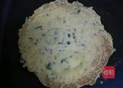 Illustration of how to make garlic, egg and cornmeal pancakes 4