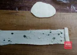 Illustration of how to make scallion oil thousand-layer cake 3