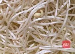 Illustration of how to make stir-fried pancakes with shredded chicken and soybean sprouts 5